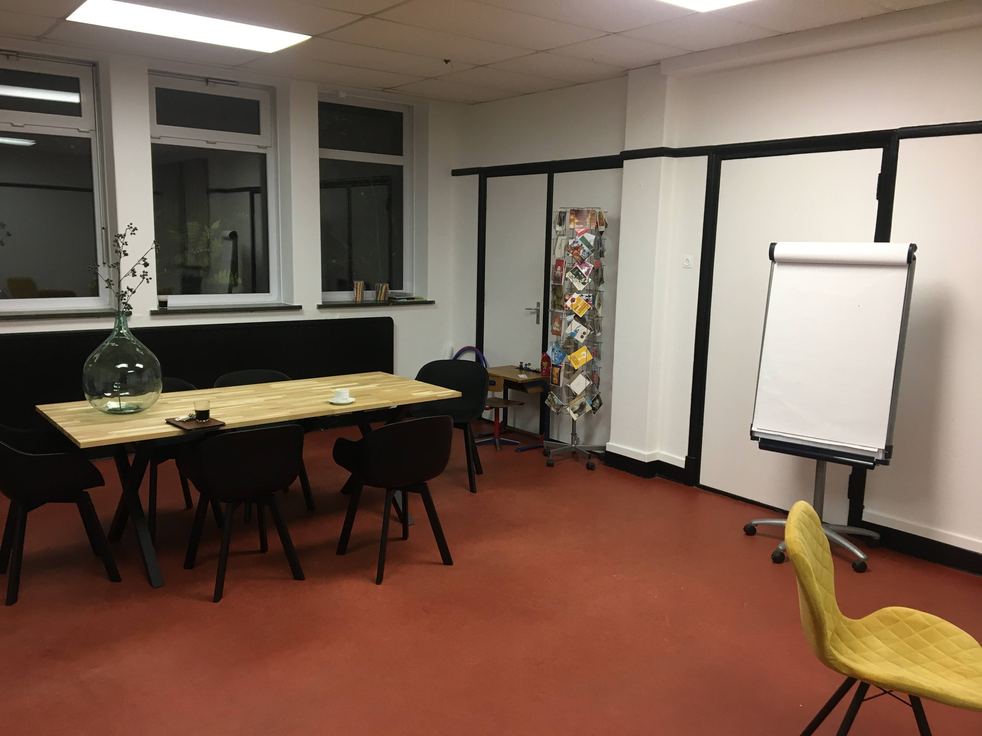 Kleine zaal en Vergaderzaal van Gemeenschapshuis Zandberg in Breda met een Beamer ter beschikking